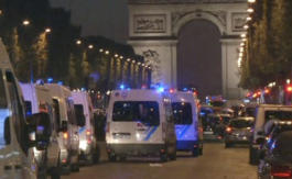 Un poli­cier tué par un assaillant sur les Champs-Ely­sées à Paris
