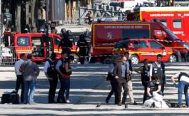 Un islamiste tente de faire exploser sa voiture sur les Champs-Élysées