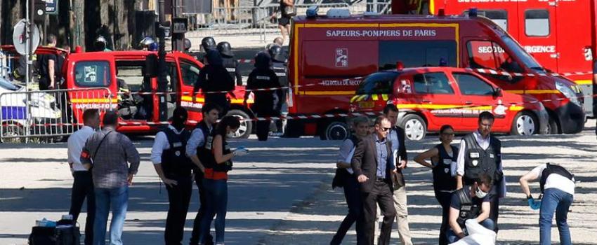 Un islamiste tente de faire exploser sa voiture sur les Champs-Élysées