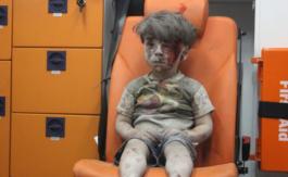 Omrane, le petit Syrien sauvé des décombres d’Alep, réapparaît sur les médias du régime