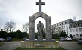 Bretagne: La statue de Jean-Paul II va devoir se séparer de sa croix
