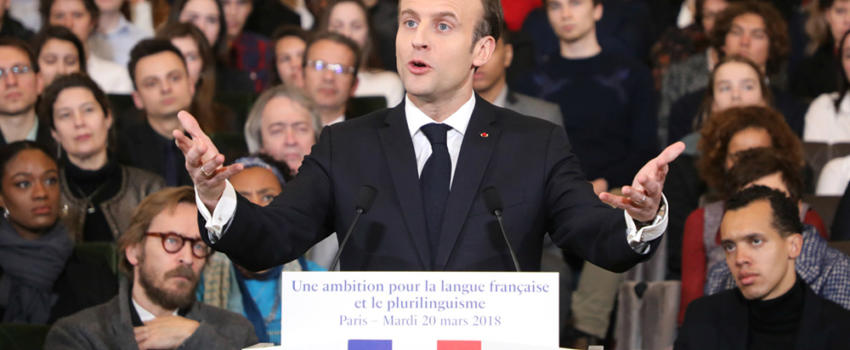 Francophonie : Macron apôtre, en même temps, du tout-anglais