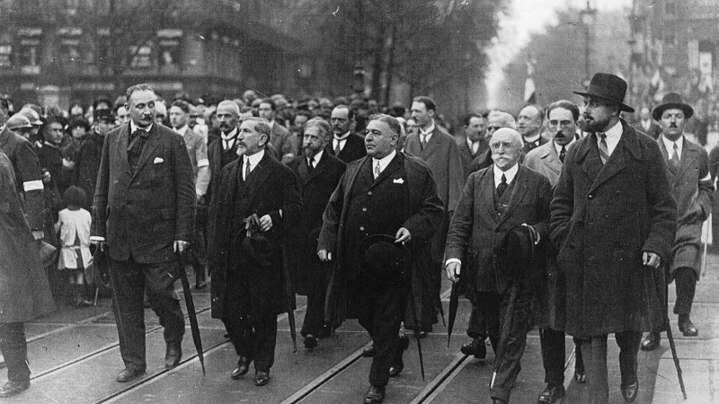 Le comité directeur de l'AF avec Maurras au défilé de Jeanne d'Arc
