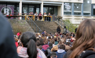 Vilenvces de l'extrème gauche lors de l'AG de la fac de Rennes