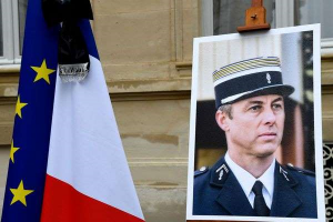 Une plaque en hommage au colonel Beltrame divise