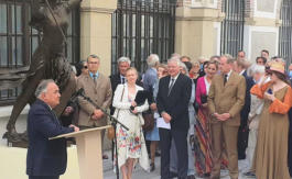 Mgr le Comte de Paris présent à l’inauguration d’une statue de Jeanne d’arc près de la cathédrale russe de Paris