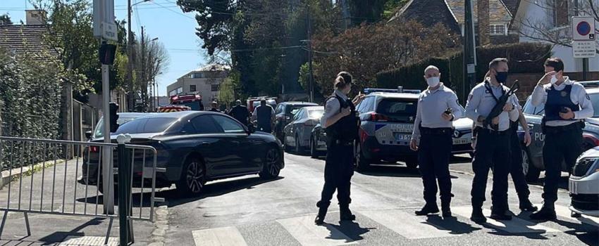 Attaque au cou­teau à Ram­bouillet : une fonc­tion­naire de police tuée, l’assaillant est mort