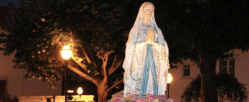 Nan­terre : Une pro­ces­sion en l’honneur de la Vierge prise pour cible par des islamistes